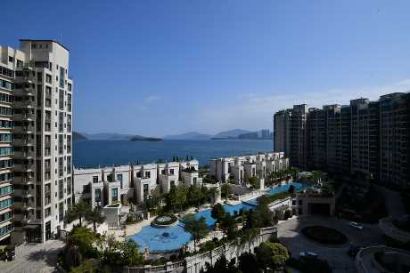 單位外望為屋苑內園泳池，遠為吐露港海景。