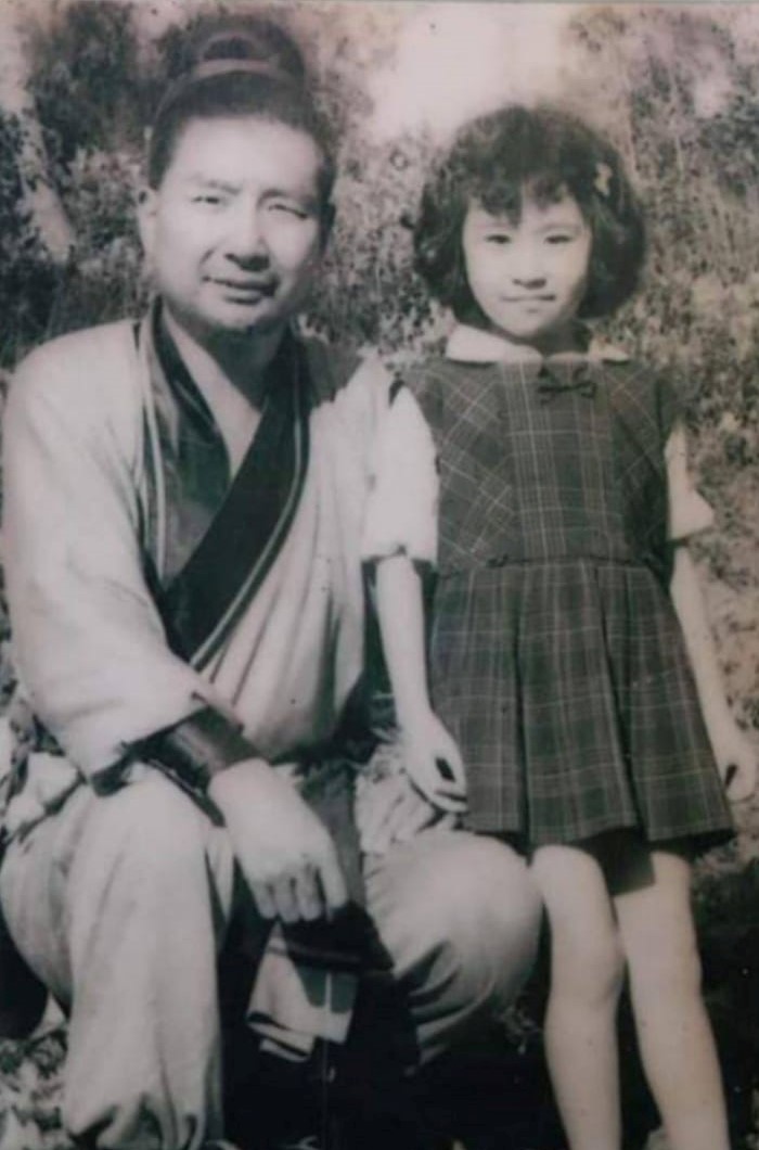 吴香伦自幼常到片场看戏，9岁时获父亲吴殷志的老师顾文忠取录，成为第9期南国实验剧团的学员。