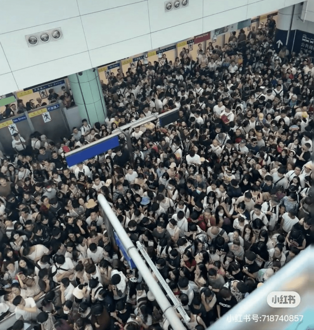 港鐵落馬洲站昨日擠得水洩不通。小紅書截圖 港鐵落馬洲站昨日擠得水洩不通。小紅書截圖
