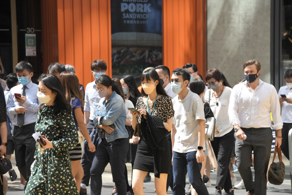 有近7成受訪市民認同香港岀現人才流失及勞工短缺，移民是主要因素。
