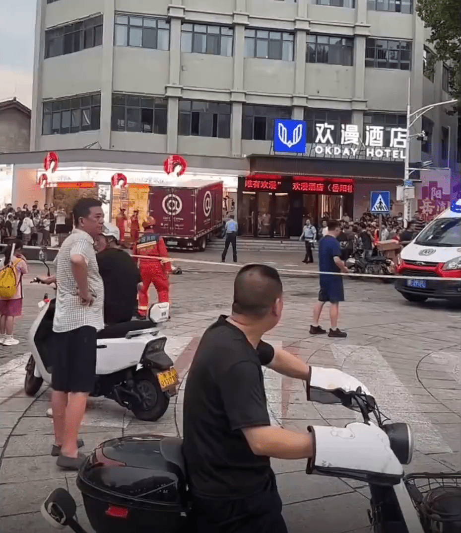 湖南貨車撞進奶茶店,致2死2傷。 湖南貨車撞進奶茶店,致2死2傷。