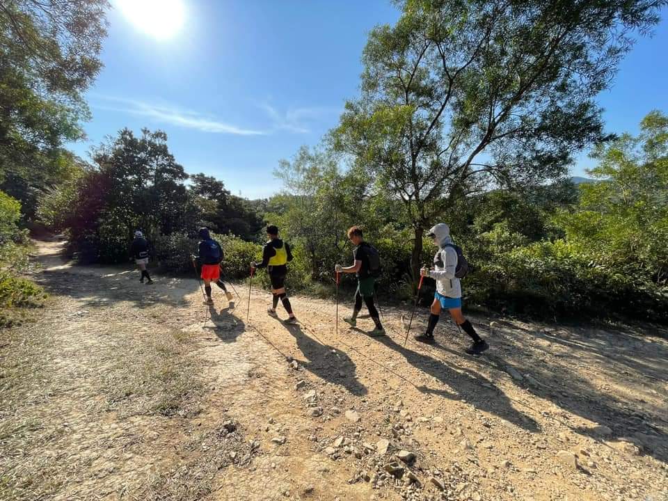 隊員只有透風短袖運動衣,以及風褸、短褲行山。