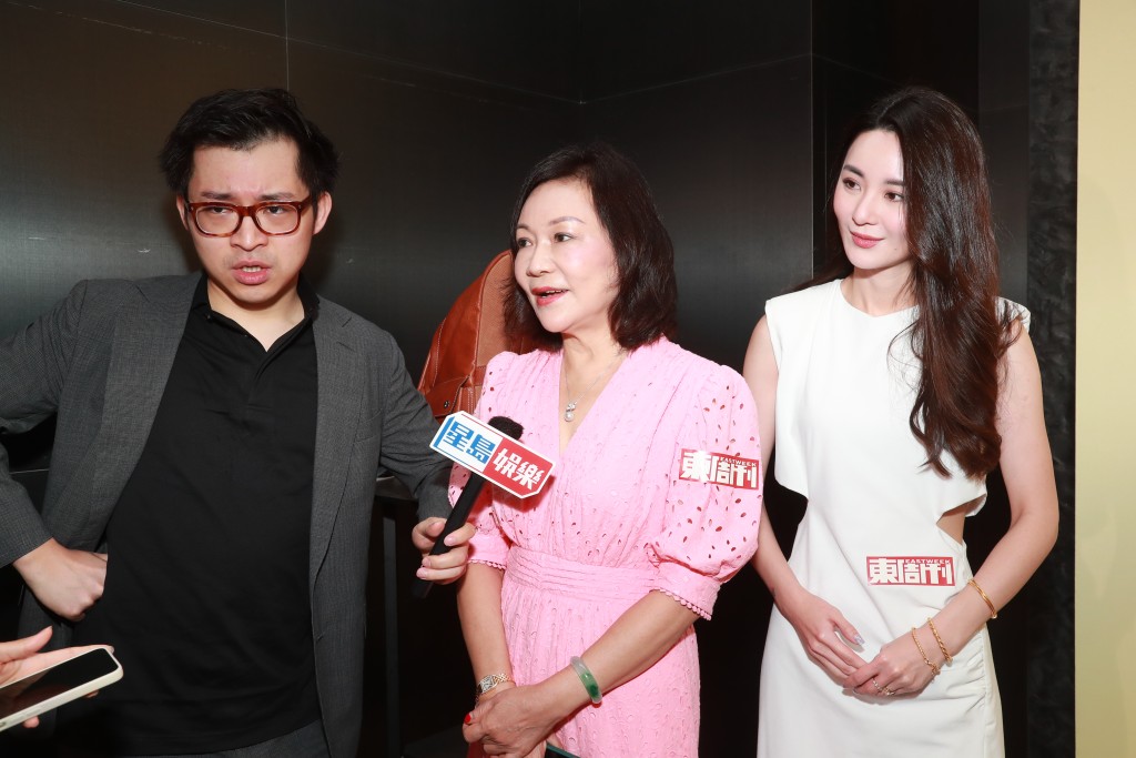 林作偕妈妈、女友裕美出席《东周刊20周年午宴》。