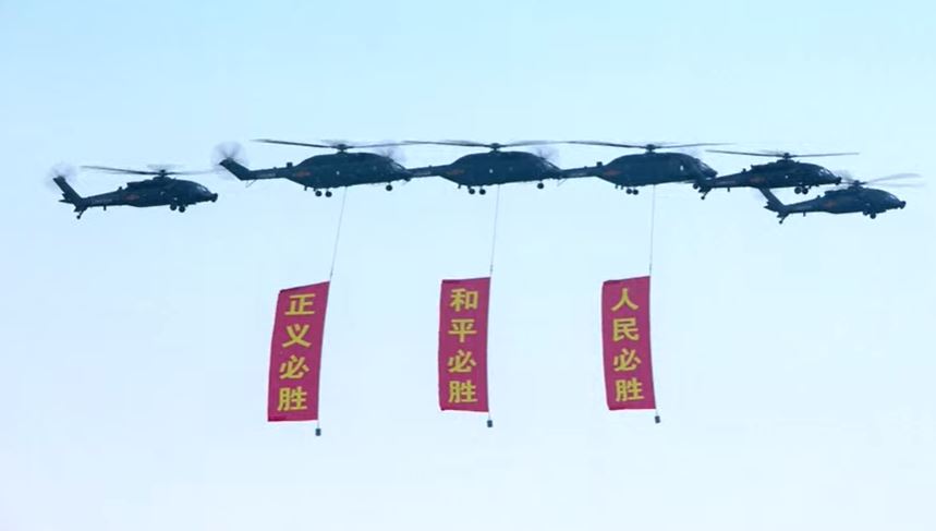 空中受閱部隊陸續起飛前往天安門廣場。央視截圖