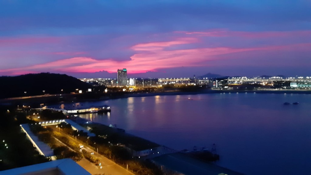 單位內的廳堂、3間睡房及廚房均可望開揚海景、機場景及山景，景觀優質。