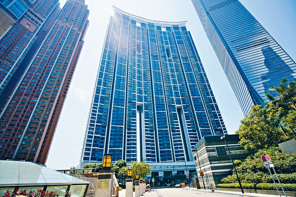 九龍站君臨天下4房戶以9580萬沽，呎價高見5.7萬。