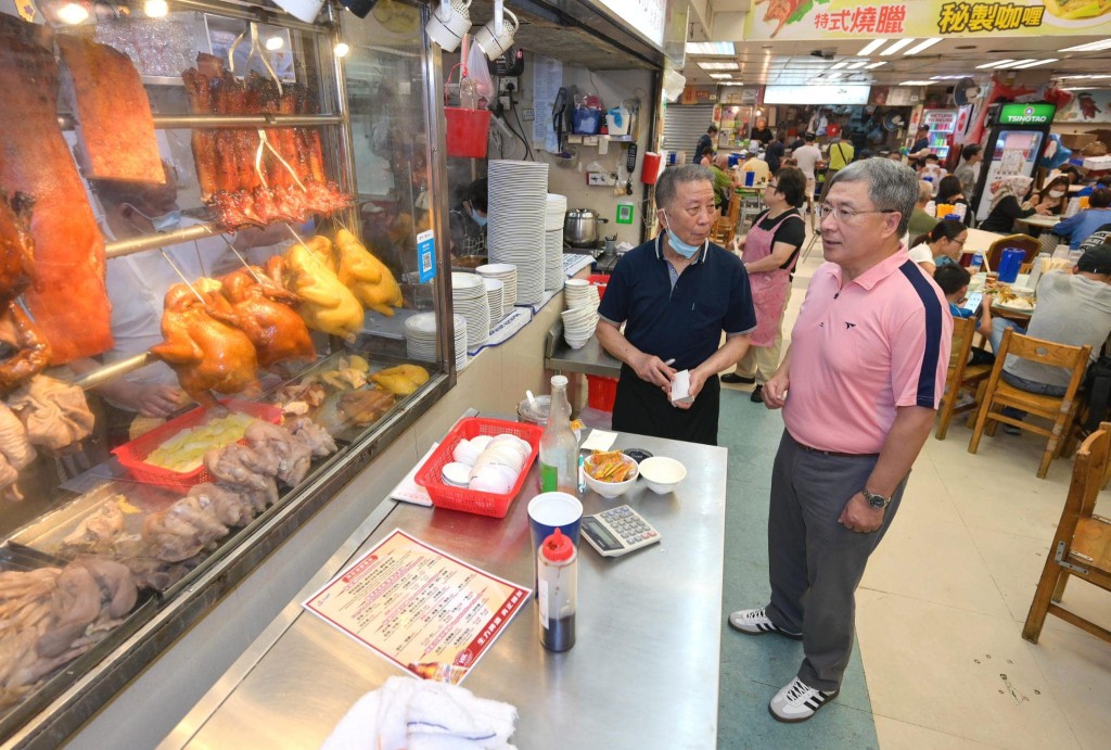 卓永興到鵝頸街市熟食中心買燒味。卓永興FB圖片