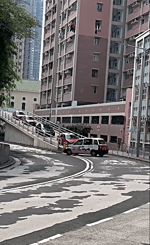 的士緩緩褪車離去。fb：全港交通關注組🇭🇰