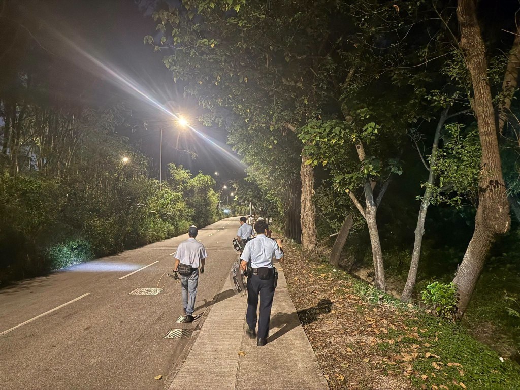 人員逐一排查附近地點是否有高風險或流浪狗隻出沒。FB：邊界警區