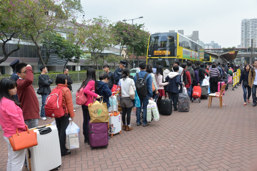 每到周末及假期，都有大批市民及遊客搭B3X北上。資料圖片