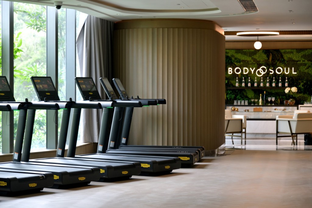 屋苑重視每位住戶的身心靈發展,更貼身安排專業教練教導住戶如何利用專業器材鍛練身體。 屋苑重視每位住戶的身心靈發展,更貼身安排專業教練教導住戶如何利用專業器材鍛練身體。