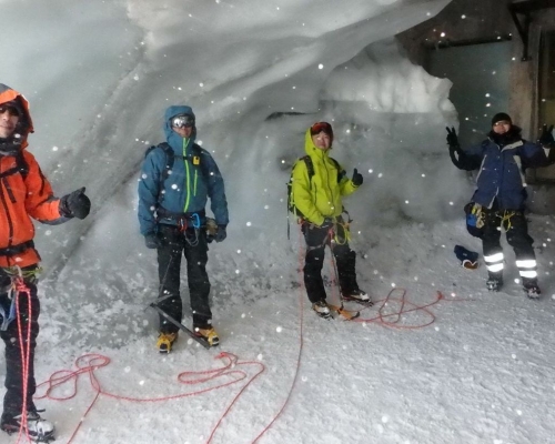 事前登雪山合照。網上圖片