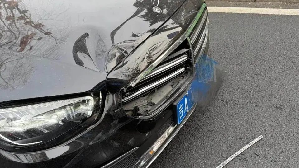 Benz追尾車頭撞毀。