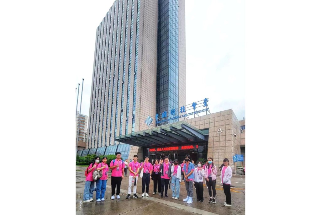 團員在中國科技會堂門口合照，為兩場難忘的講座畫上圓滿句號。