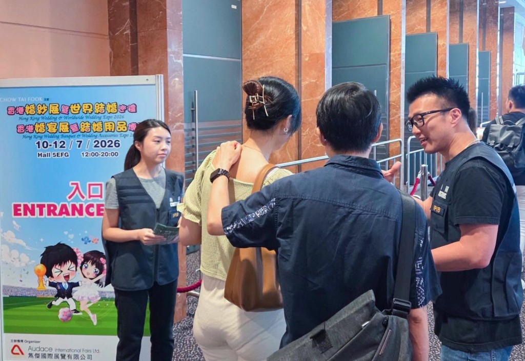 海關宣傳隊向出席婚展的市民派發宣傳單張。香港海關FB圖片