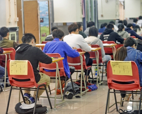 加價後的考試費為:語文科670元,其他科目448元。