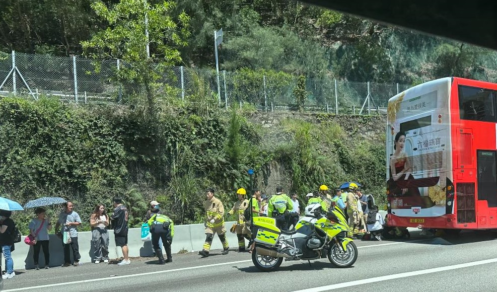 傷者在路旁待援。fb： 香港交通及突發事故報料區