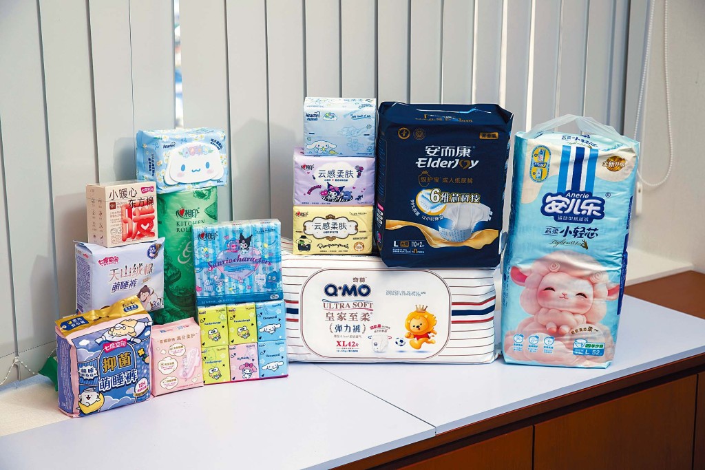 恒安國際成立以來,建立知名品牌心相印、安而康及七度空間等,產品種類多元。近年更與不少IP 合作,向年輕消費者市場進發。 恒安國際成立以來,建立知名品牌心相印、安而康及七度空間等,產品種類多元。近年更與不少IP 合作,向年輕消費者市場進發。