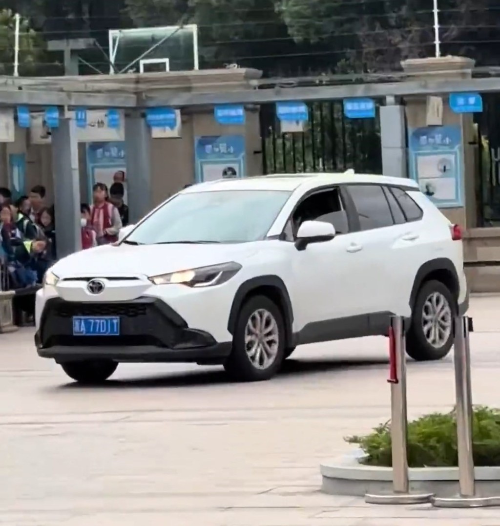 每當有車駛入校園,學生都會敬禮及高喊「老師早」。微博@簡直笑了 每當有車駛入校園,學生都會敬禮及高喊「老師早」。微博@簡直笑了