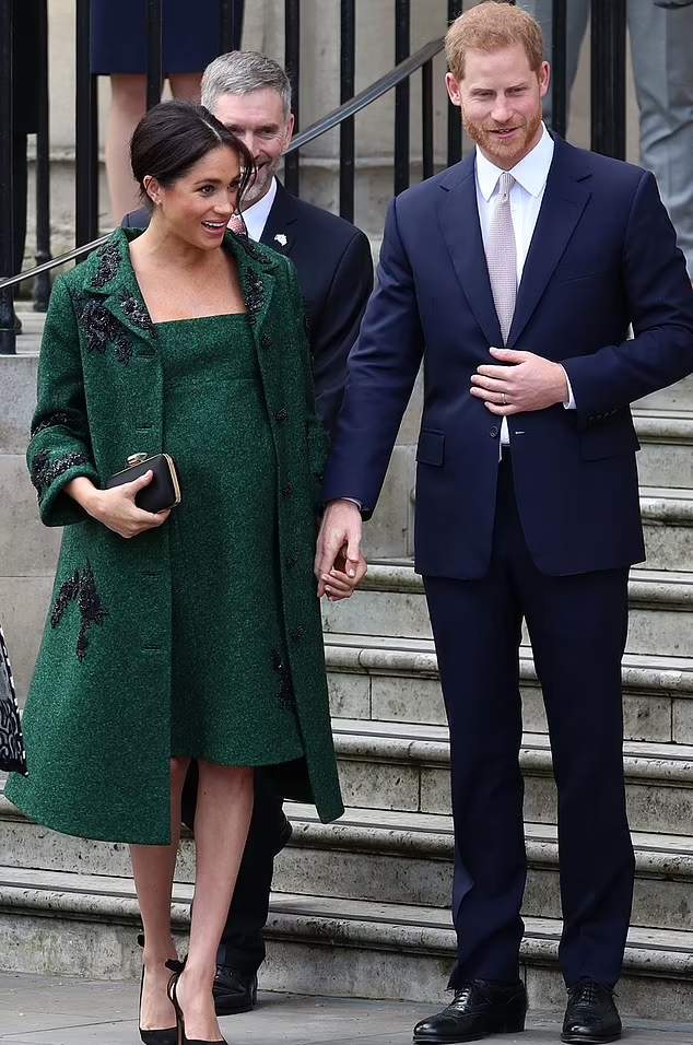 梅根2019年3月挺著孕肚訪問加拿大，穿了一套莫拉里奧格魯設計的墨綠色洋裝和大衣。路透