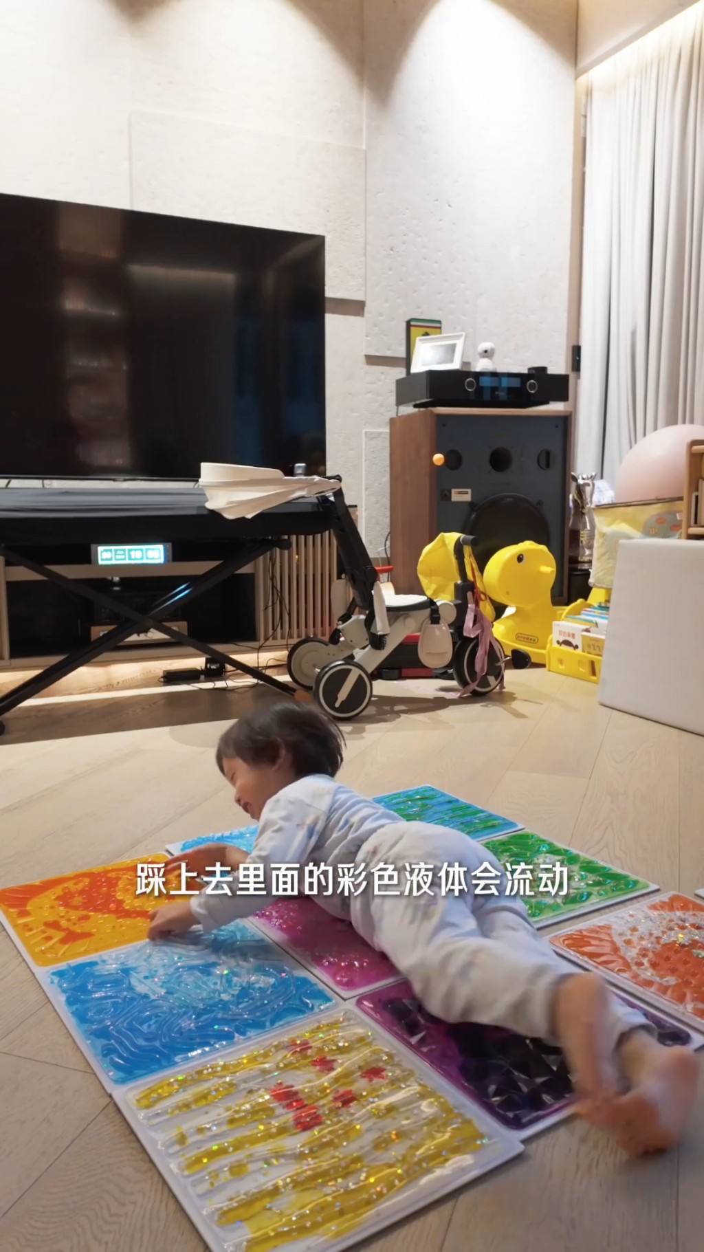 「袁咕碌」興奮地躺在液體地磚上，感受視覺和觸覺的雙重刺激。