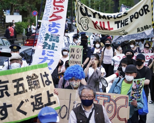 日本有民眾上街遊行抗議，要求停辦東京奧運。AP圖片