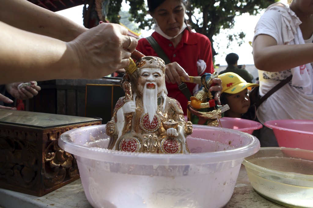 峇里华人洗涤神像过新年。美联社