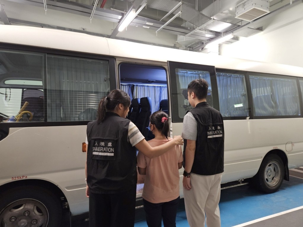 怀疑非法劳工在行动中被捕。政府新闻处图片 怀疑非法劳工在行动中被捕。政府新闻处图片