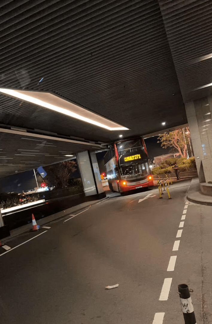 周四（12日）晚上近8時，一輛路線271號雙層九巴懷疑誤由雅翔道駛入圓方南停車場入口，疑因車身高度超出限制，車頂直撞天花板並被卡住。fb「車cam L（香港群組）」