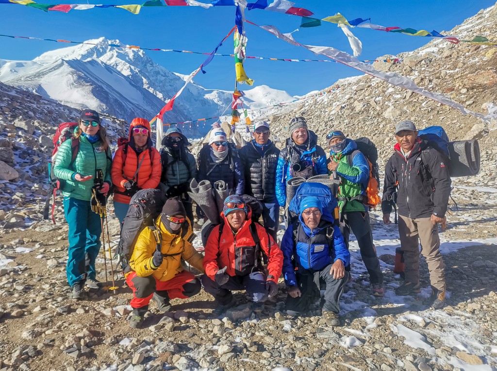 董紅娟（後排左三）在開始攀登希夏邦馬峰前與隊友合影留念。新華社
