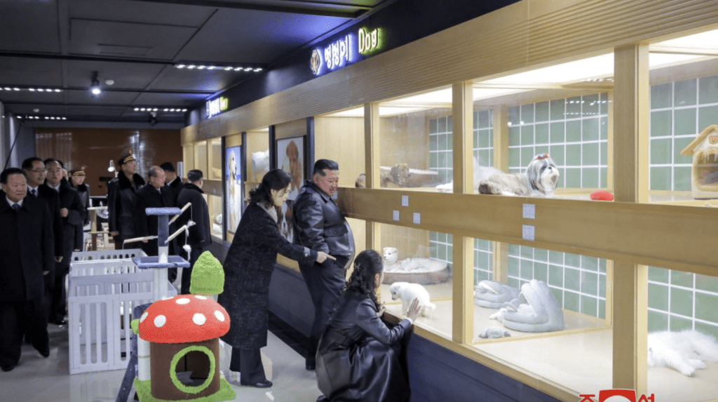 金正恩與金主愛視察「晨星大街」寵物店。 路透社 金正恩與金主愛視察「晨星大街」寵物店。 路透社