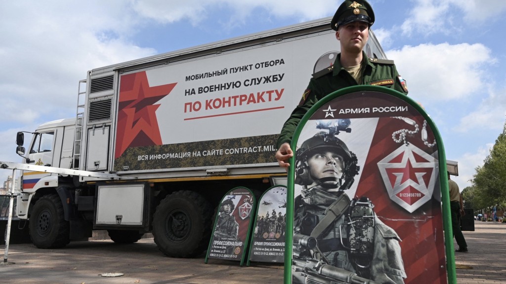 俄兵在顿河畔罗斯托夫举广告牌。 路透社