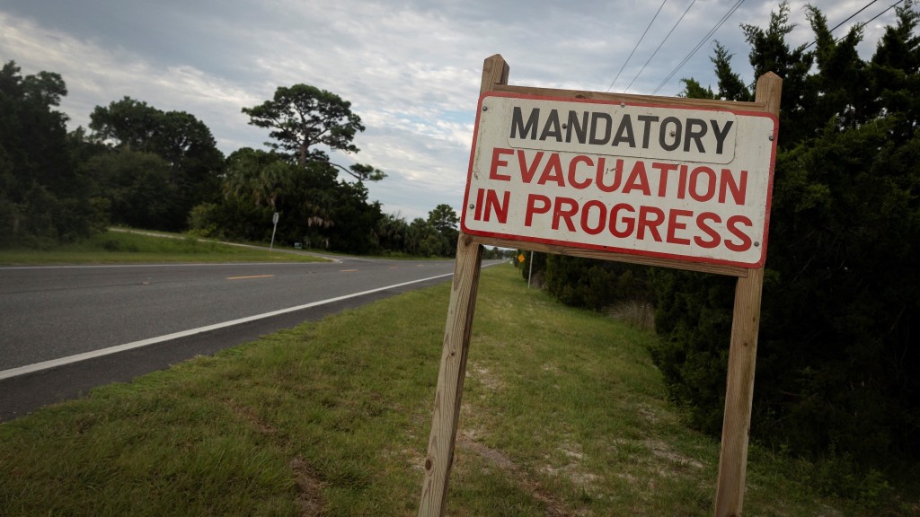 佛州錫達礁樹立強制疏散告示。 路透社