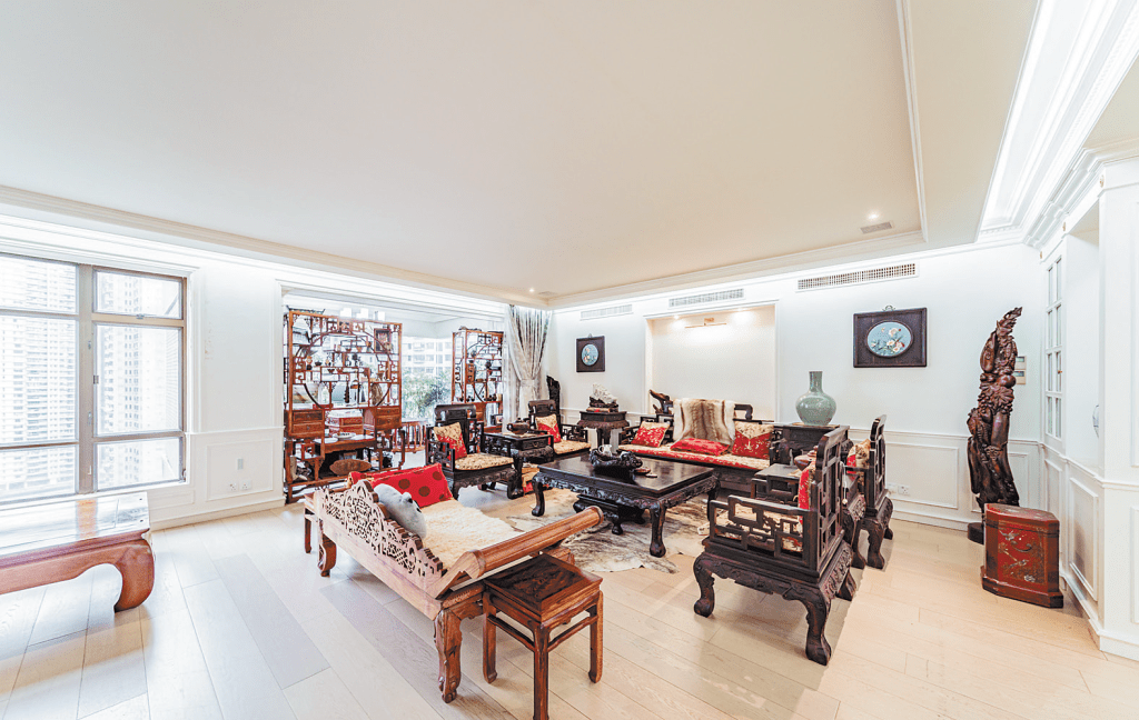客廳空間偌大，以中式木製家具作空間布置。