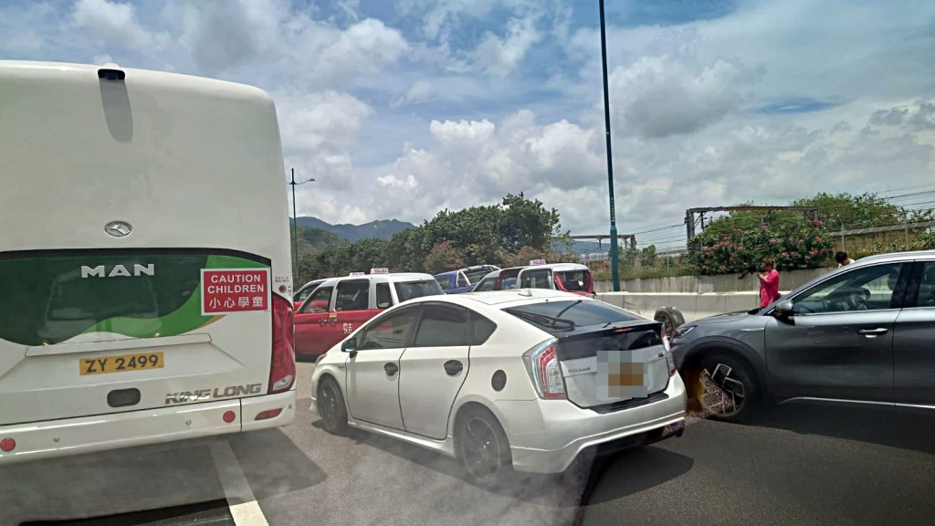 北大嶼山公路發生四車串燒。fb：車cam L（香港群組）