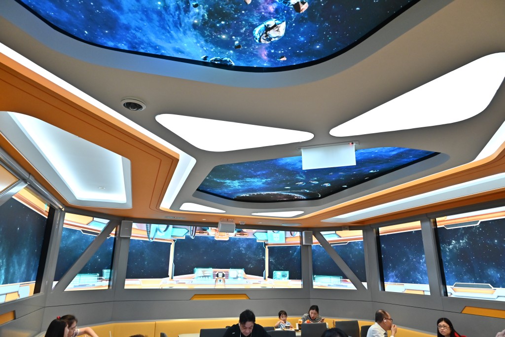 牆身、天花板同樣設有多幅3D螢幕。