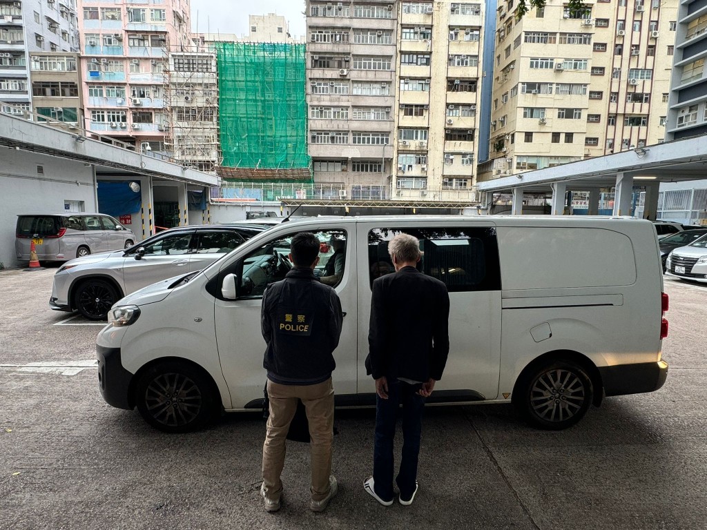 警方在上海街一單位拘捕64歲男子，涉嫌管理賣淫場所。警方圖片