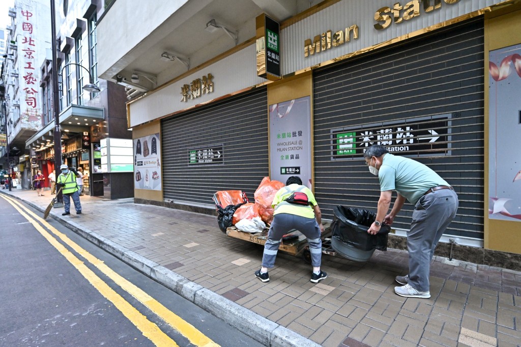 卓永兴协助工友将快要跌下的垃圾放回手推车。卓永兴FB图片