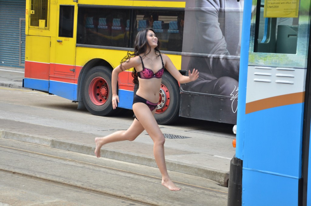 王寶葆不惜僅穿性感內衣在上環街頭拍攝追電車鏡頭。