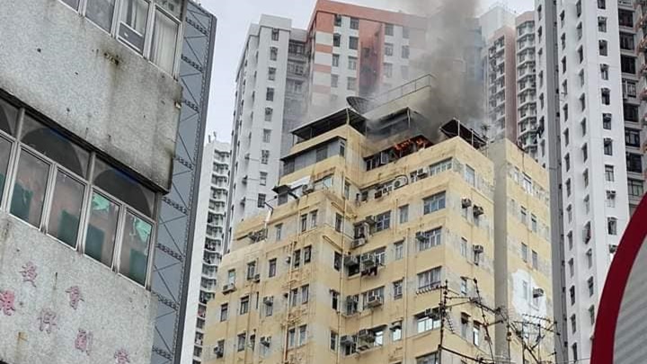 香港仔字輝大廈一戶天台鐵皮屋下午發生火警。香港突發事故報料區fadcebook圖片