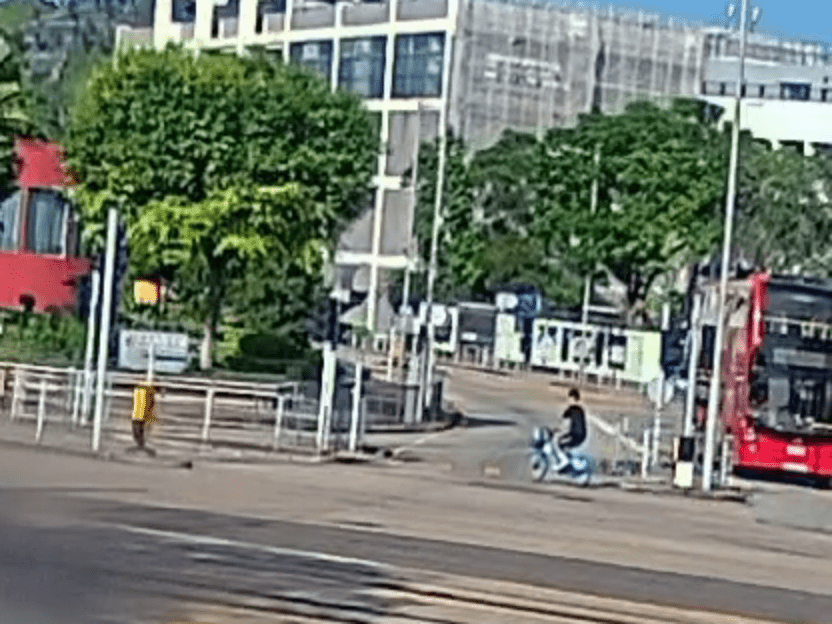 少年踩着共享單車橫越天柏路。FB:車cam L(香港群組) 少年踩着共享單車橫越天柏路。FB:車cam L(香港群組)