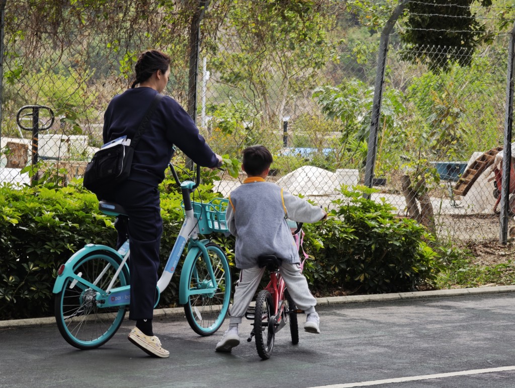 對於應否強制所有踩單車人士均須佩戴頭盔，市民及專業騎手則有不同看法。