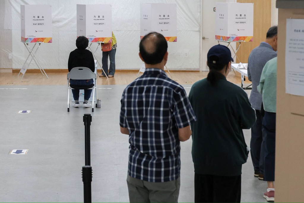 南韓3日舉行大選,至當地時間晚上7時,投票率已超越上屆的總投票率。路透社 南韓3日舉行大選,至當地時間晚上7時,投票率已超越上屆的總投票率。路透社