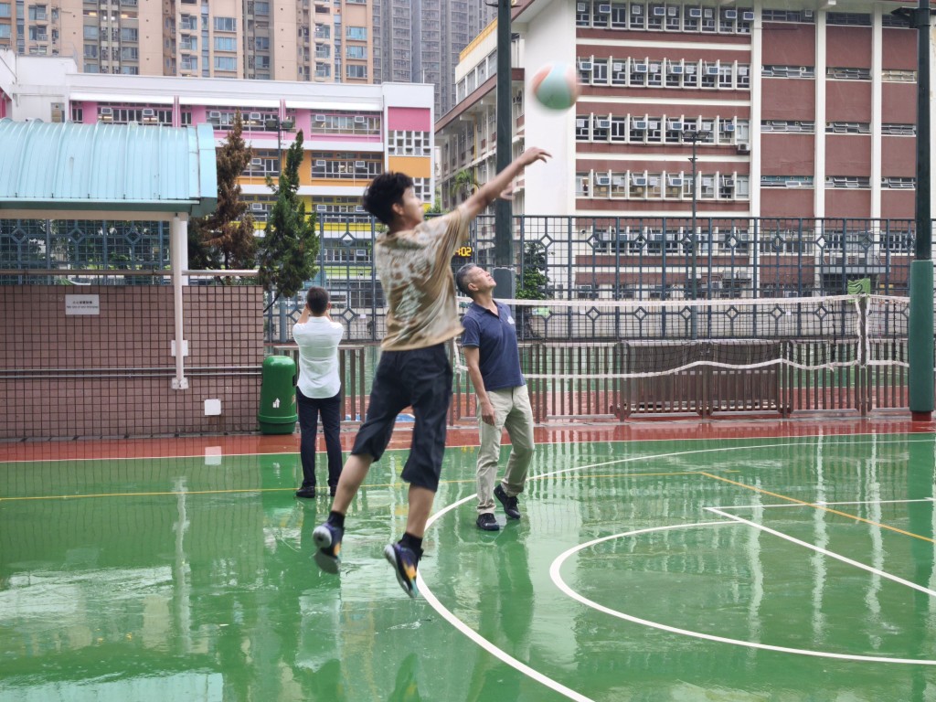 張力耘與Telmen一起打籃球。 張力耘與Telmen一起打籃球。