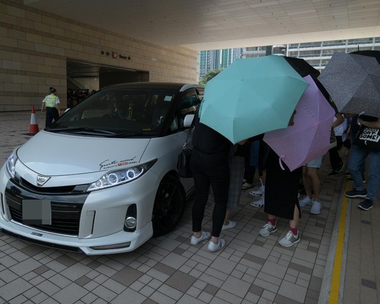 大批支持者在法院外聲援各被告。
