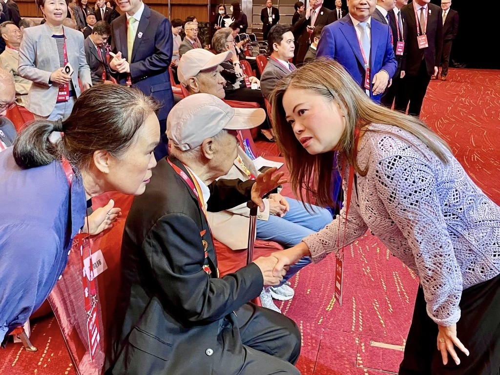 羅淑佩與東江縱隊港九獨立大隊老戰士交流。羅淑佩fb