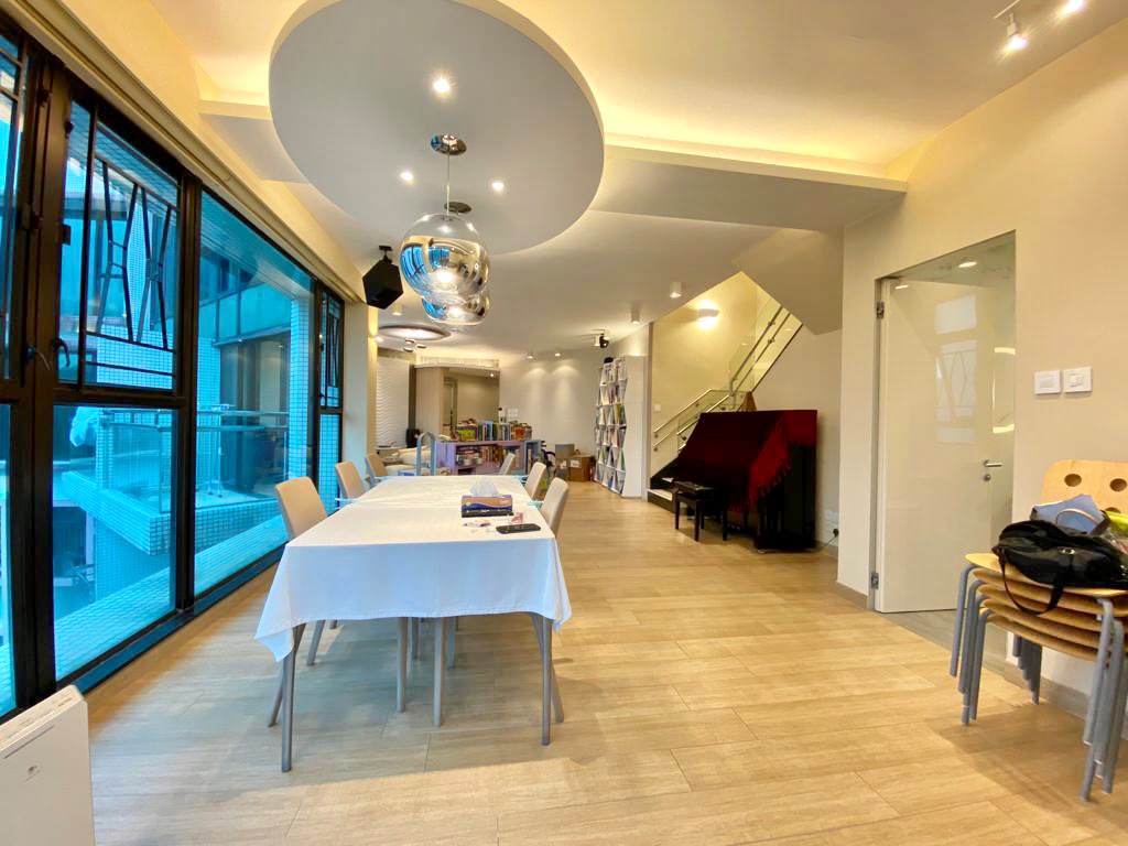 兩廳極為寬敞，可靈活擺位布局。