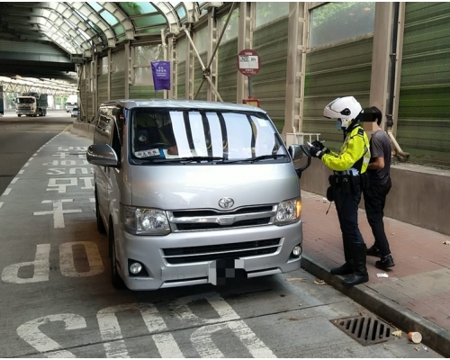 警方採取行動。
