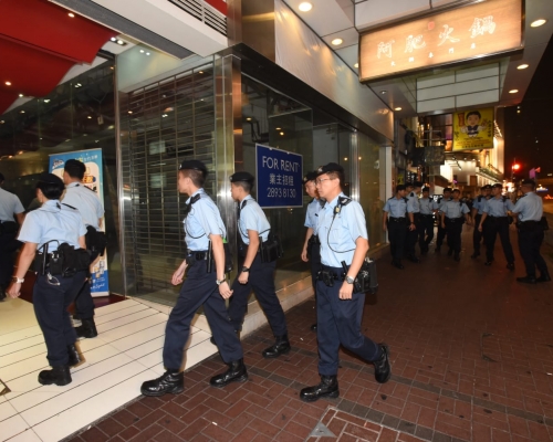 尖嘴百警反罪案查牌。