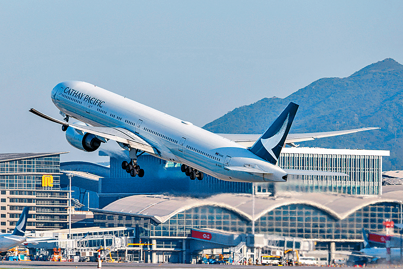 國泰航空及香港快運上月合共接載乘客約290萬人次,按年增長23.3%。